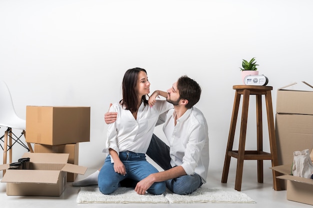 Joven mujer y hombre juntos en el interior