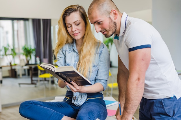 Joven, mujer, hombre, lectura, libro