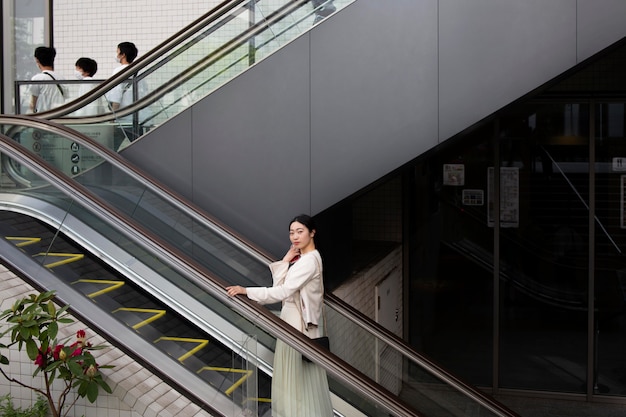 Joven, mujer japonesa, aire libre