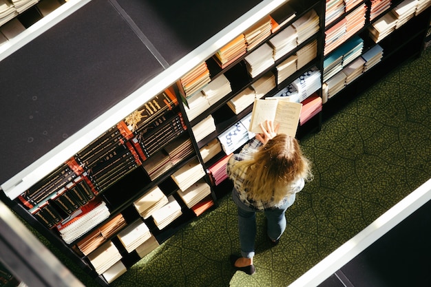 Joven mujer con libro