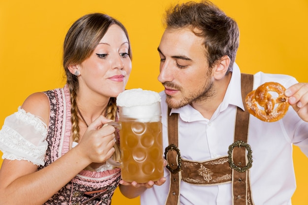 Joven y mujer listos para probar cerveza