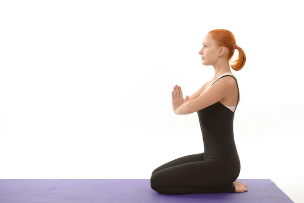 Foto gratuita joven mujer meditando