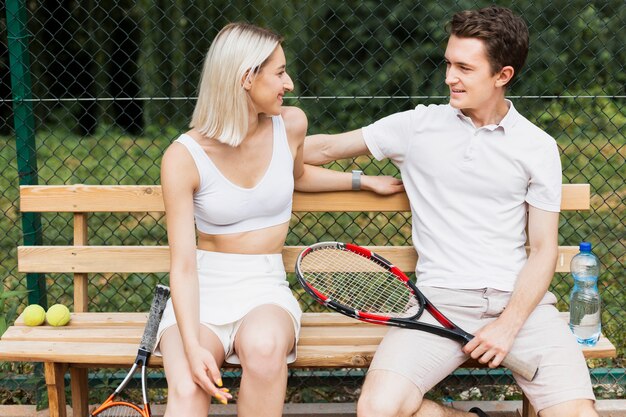 Joven y mujer mirando el uno al otro