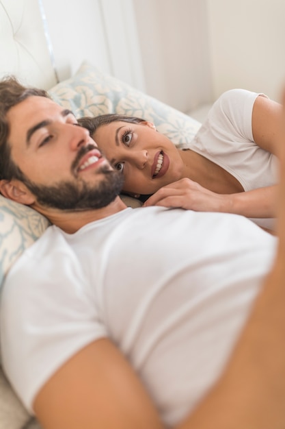 Foto gratuita joven mujer mirando novio en la cama