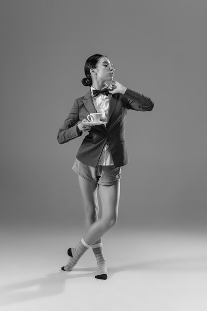 Joven mujer de moda y elegante con chaqueta y calcetines trabajando desde casa.