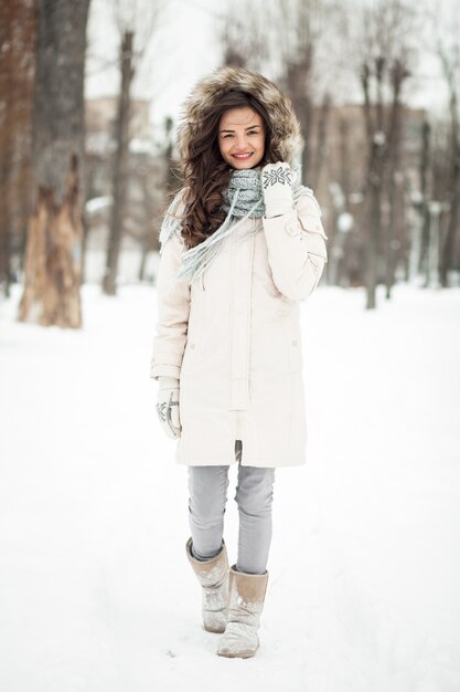 Joven mujer de moda de invierno hermosa