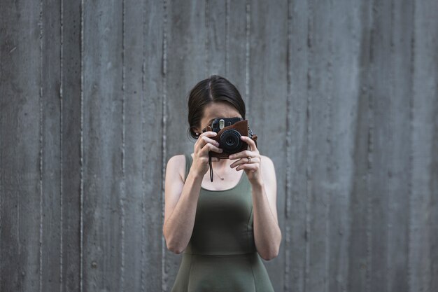 Joven mujer morena tomando una foto