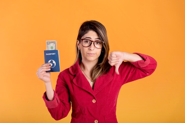 Joven mujer mostrando desaprobación