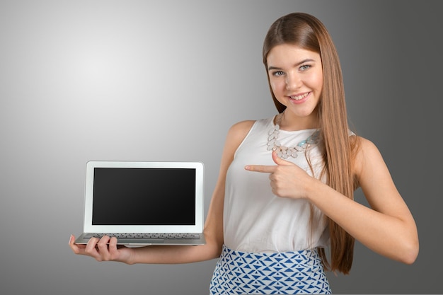 joven, mujer de negocios, con, computador portatil