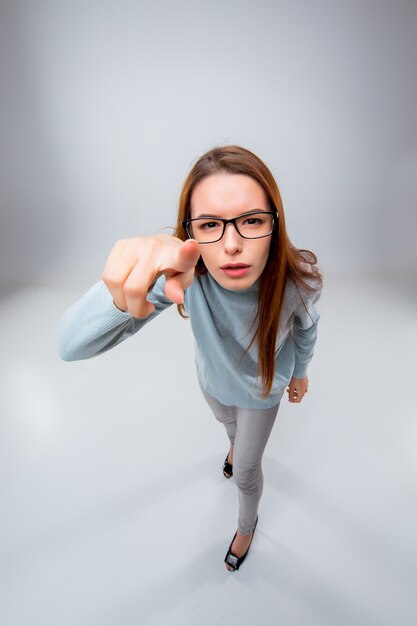 La joven mujer de negocios en gris