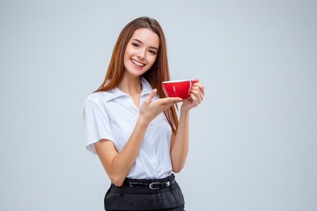 La joven mujer de negocios en gris