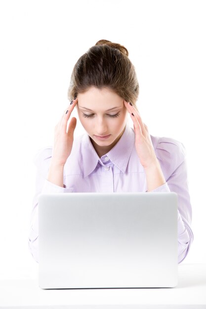 Joven mujer de negocios con ideas