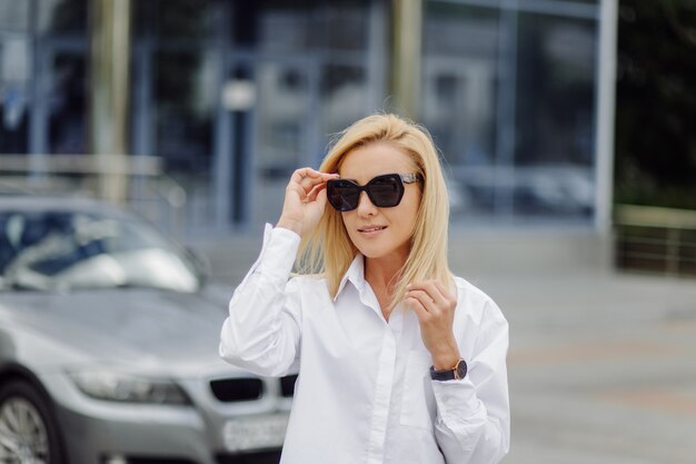 joven mujer de negocios rubia sonriente