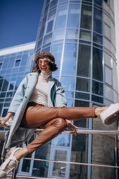 Foto gratuita joven mujer de negocios en traje casual por el centro de negocios