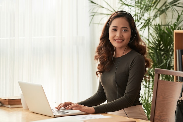 Joven mujer de negocios