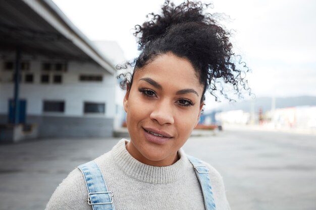 joven mujer negra con cabello afro riendo y disfrutando