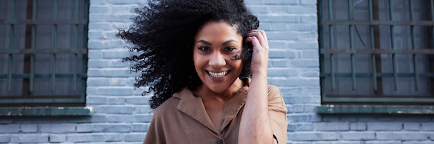 joven mujer negra con cabello afro riendo y disfrutando