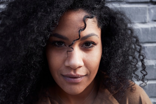 joven mujer negra con cabello afro riendo y disfrutando