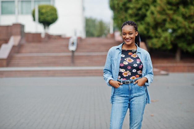 Joven mujer negra posada en la ciudad Retrato único de mujeres africanas