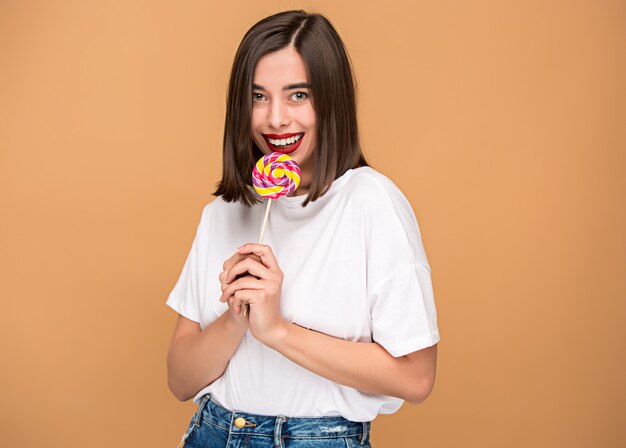 La joven mujer con paleta de colores