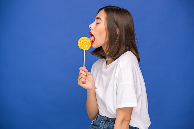 La joven mujer con paleta de colores