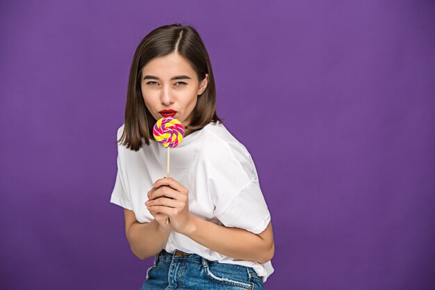 La joven mujer con paleta de colores