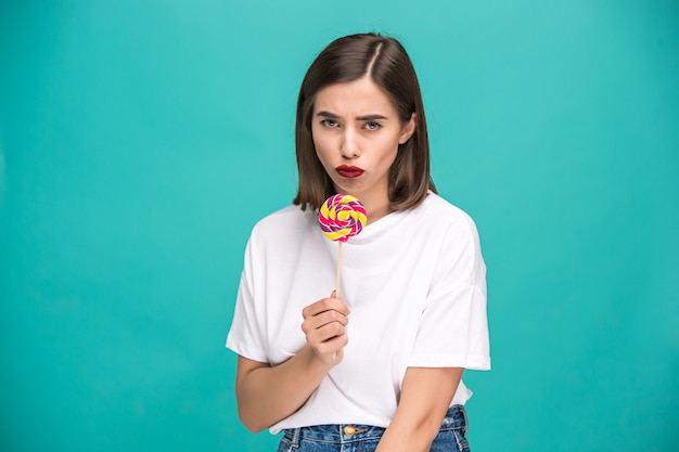 Foto gratuita la joven mujer con paleta de colores