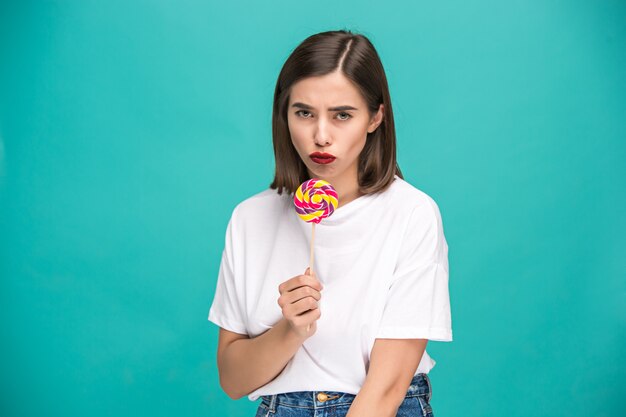 La joven mujer con paleta de colores