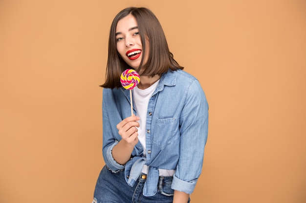 La joven mujer con paleta de colores