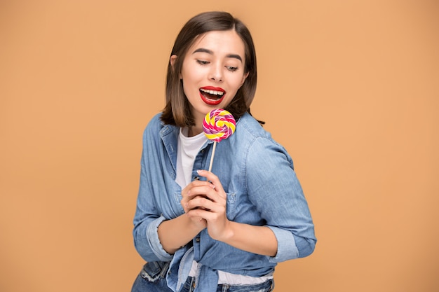 La joven mujer con paleta de colores