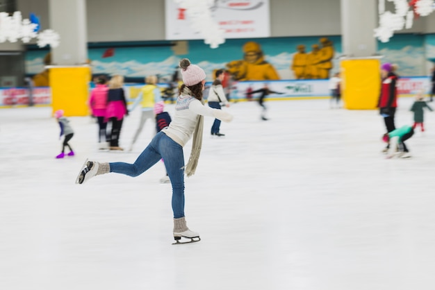 Joven mujer pasar tiempo en la pista de patinaje