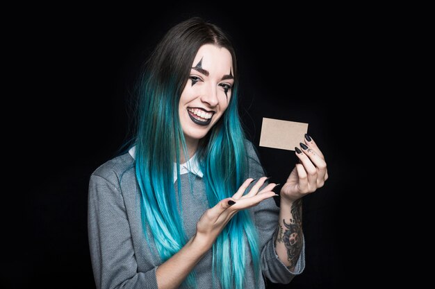 Joven mujer de pelo azul con tarjeta de papel