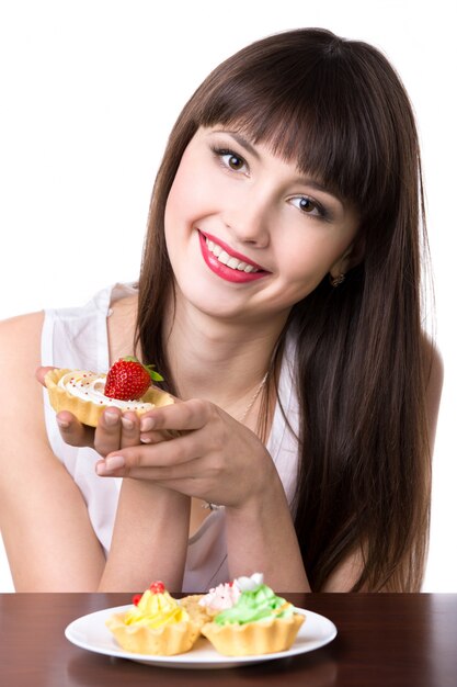 Joven mujer con plato de pasteles