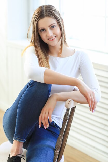 Joven mujer posando dentro de la casa