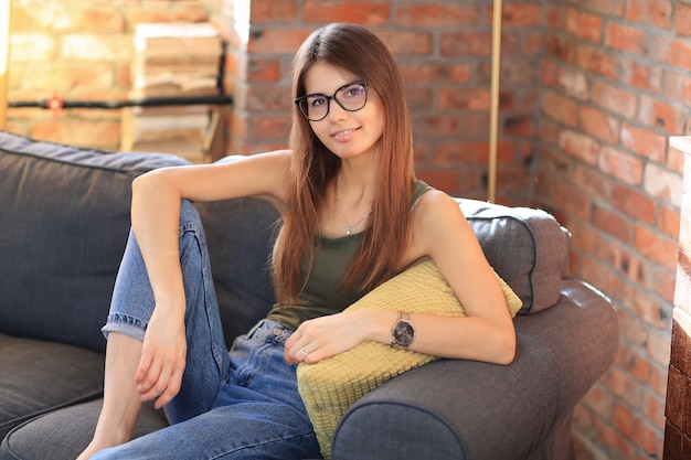 Joven mujer posando dentro de la casa