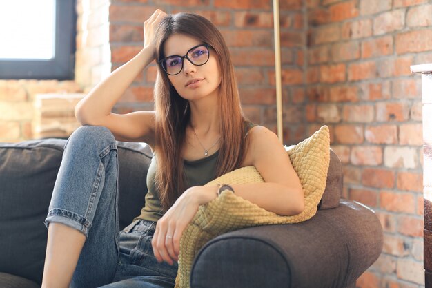 Joven mujer posando dentro de la casa