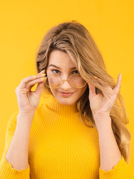 Foto gratuita joven mujer posando con gafas