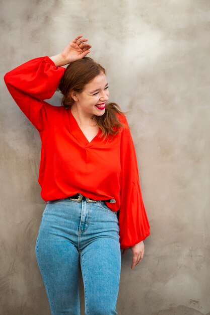 Joven mujer posando sobre fondo gris