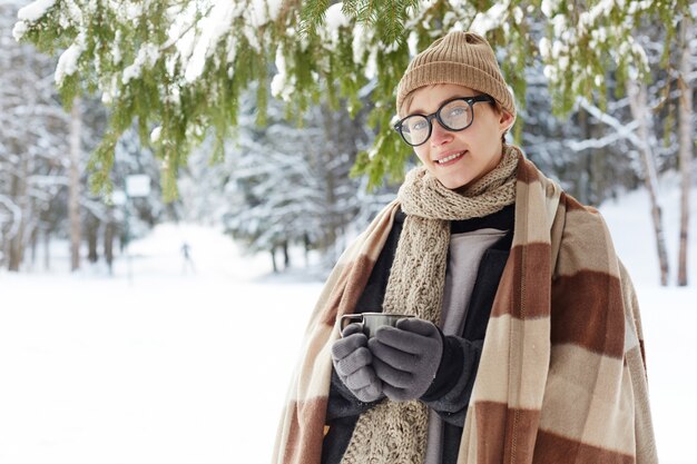 Joven mujer posando en Winter Resort