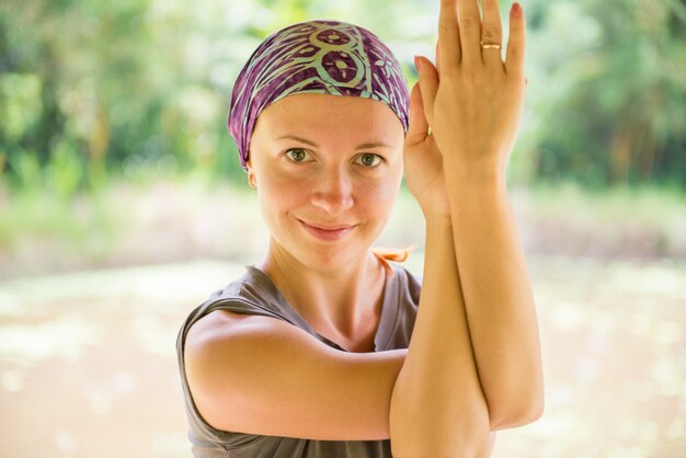 Joven mujer practicando garudasana