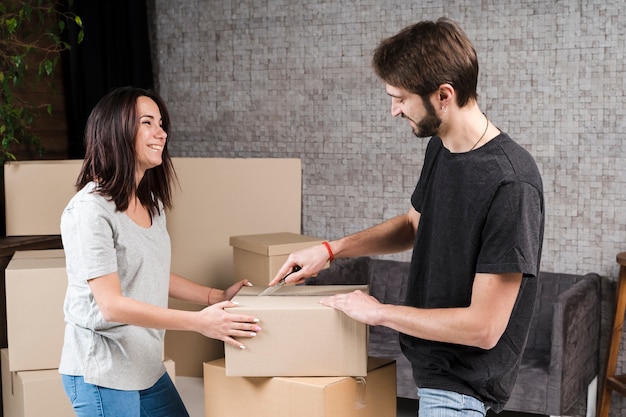 Joven y mujer preparándose para moverse