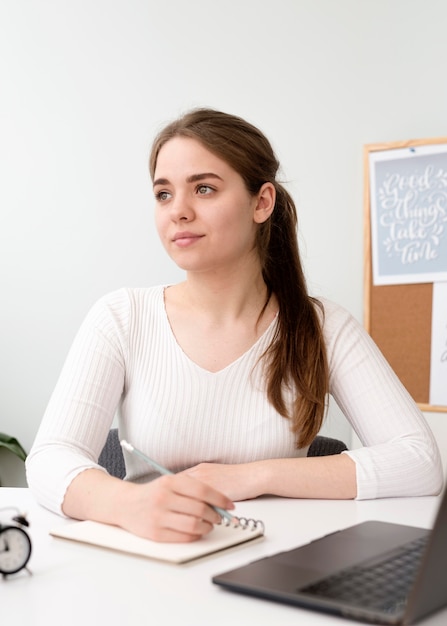 Foto gratuita joven mujer que trabaja como freelance