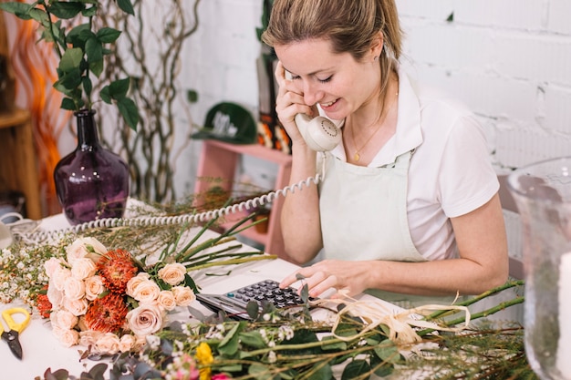 Joven mujer que trabaja en floristería