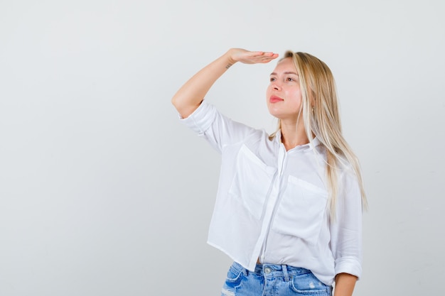 Foto gratuita joven mujer rubia con una camisa blanca