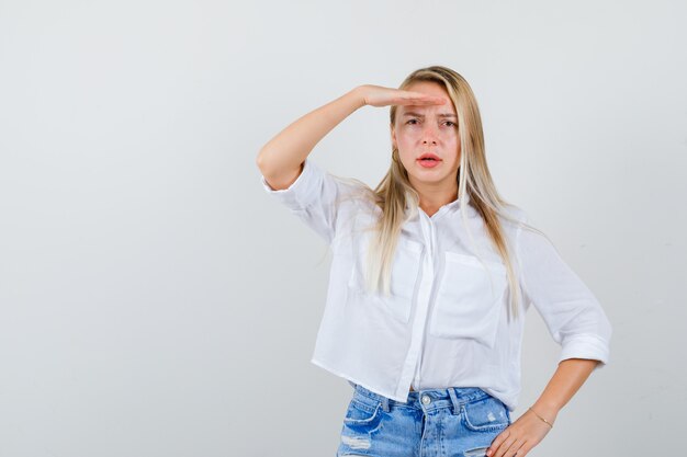 Joven mujer rubia con una camisa blanca