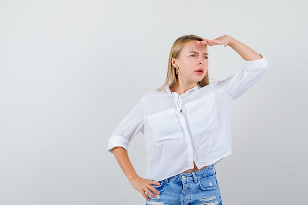 Joven mujer rubia con una camisa blanca