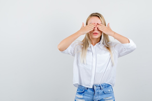 Foto gratuita joven mujer rubia con una camisa blanca