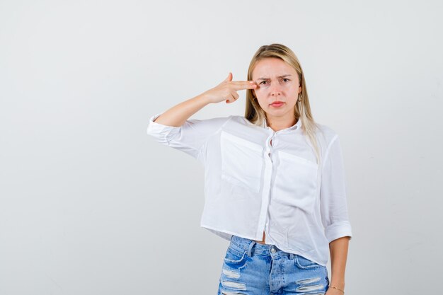 Joven mujer rubia con una camisa blanca