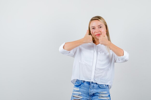 Joven mujer rubia con una camisa blanca