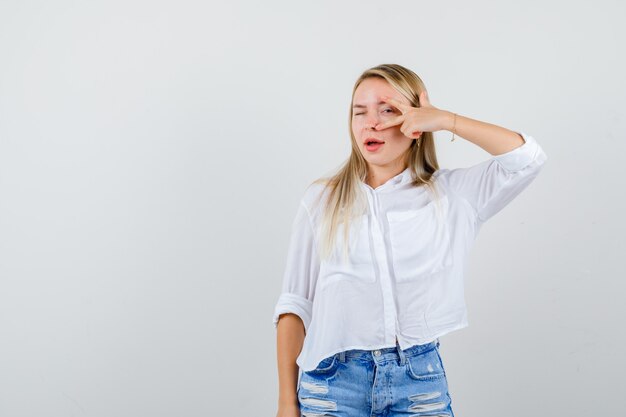 Joven mujer rubia con una camisa blanca